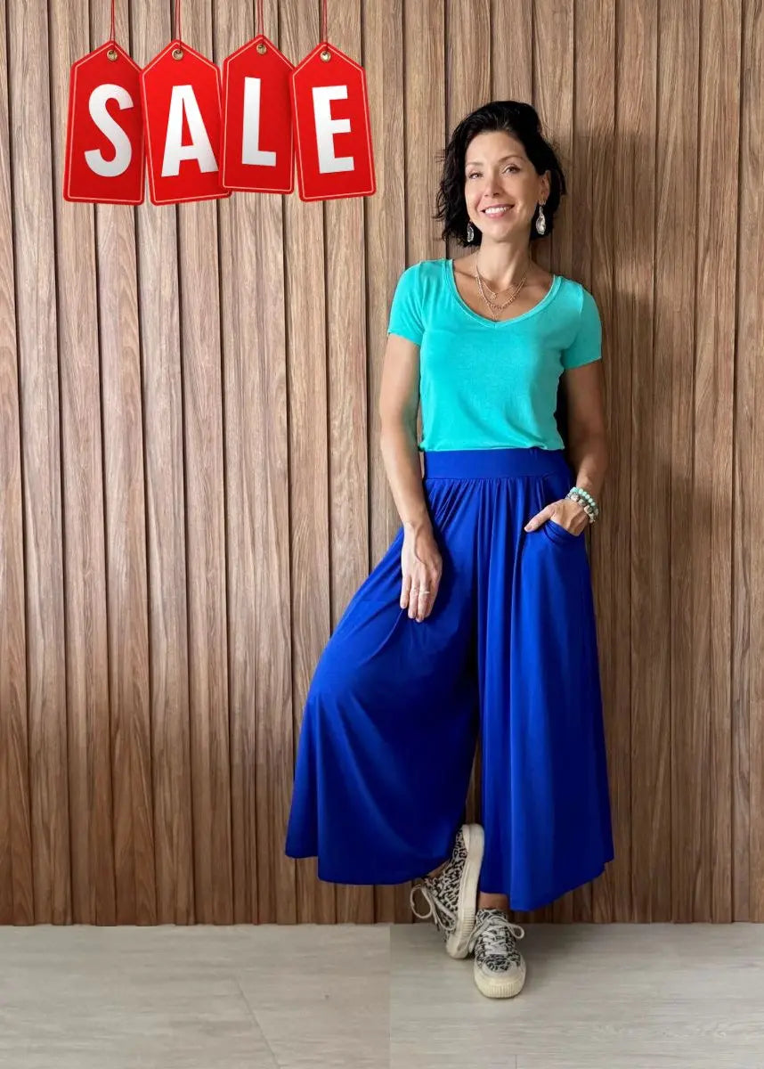 T-shirt Tiffany + Calça pantalona azul royal